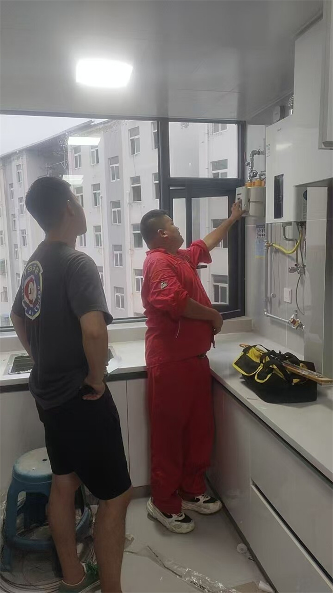 1728349760557809.jpg 鹿邑公司運(yùn)營人員加班加點(diǎn)開展安檢工作.jpg