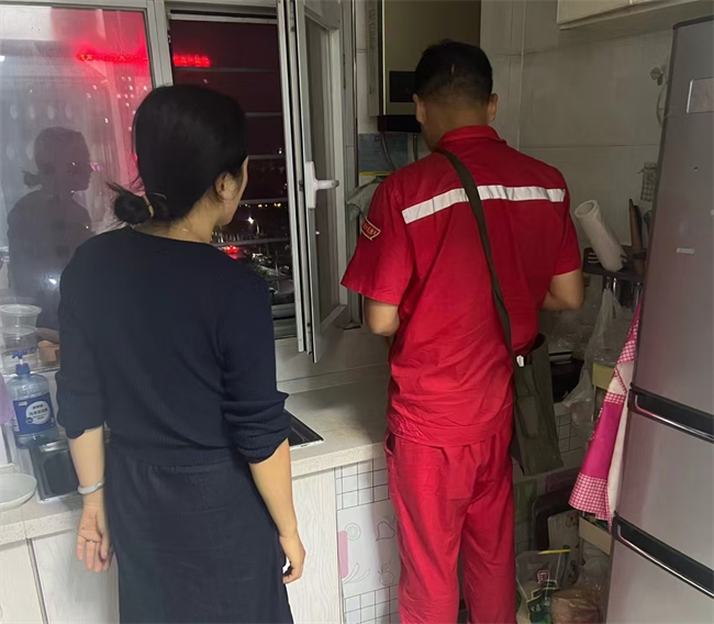 1728349768188830.png 鹿邑公司運(yùn)營人員加班加點(diǎn)開展安檢工作.png