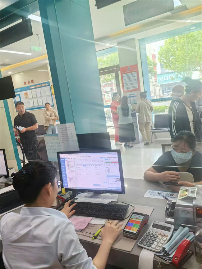 1728352598893272.jpg 城區(qū)公司營業(yè)廳靠前服務踐行“用戶為中心”服務理念 (1).jpg