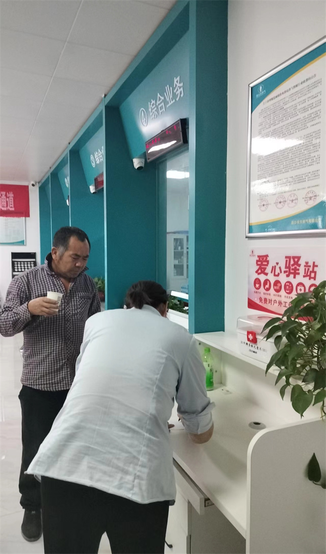 1728352605333256.jpg 城區(qū)公司營業(yè)廳靠前服務踐行“用戶為中心”服務理念 (2).jpg