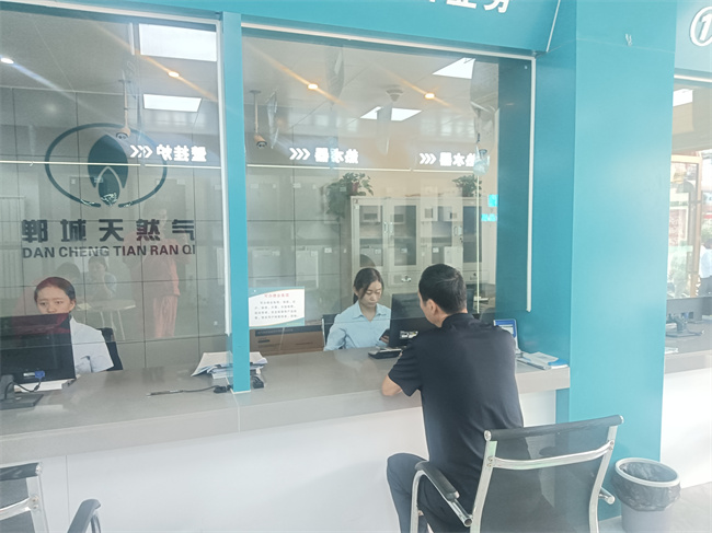 1728352621676765.jpg 鄲城公司營業(yè)廳節(jié)日期間服務“不打烊” (2).jpg