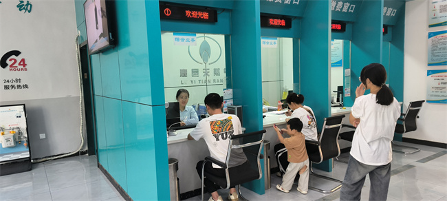 1728353039266699.jpg 鹿邑公司營(yíng)業(yè)廳微笑服務(wù)暖人心 (1).jpg