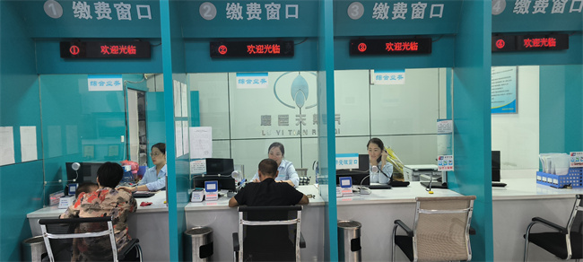 1728353047496623.jpg 鹿邑公司營(yíng)業(yè)廳微笑服務(wù)暖人心 (2).jpg