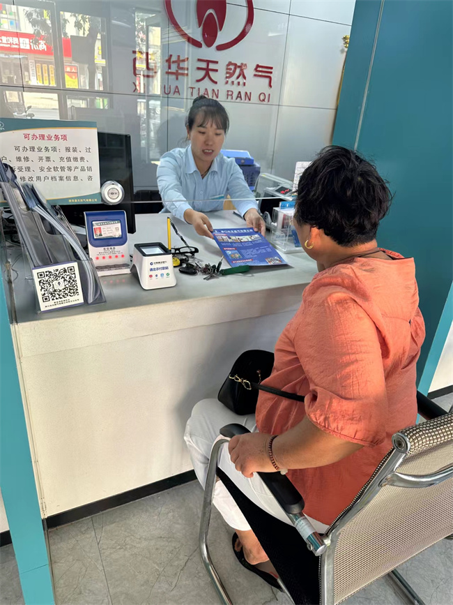 1728353057750947.jpg 西華公司營(yíng)業(yè)廳為用戶提供“一站式”服務(wù) (1).jpg