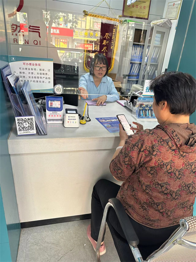 1728353063918485.jpg 西華公司營(yíng)業(yè)廳為用戶提供“一站式”服務(wù) (2).jpg