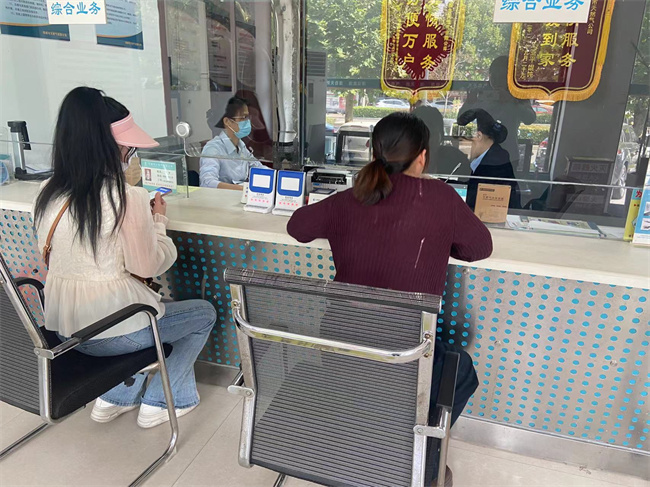 1728353107535198.jpg 項(xiàng)城公司營(yíng)業(yè)廳堅(jiān)守崗位當(dāng)“燃”不讓 (3).jpg