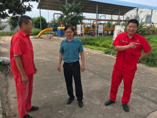 集團(tuán)審計(jì)監(jiān)察委員會(huì)主任韓瑞昆帶隊(duì)慰問李集輸配站員工