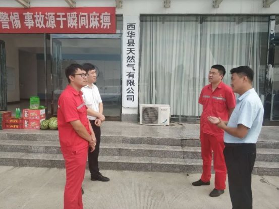 集團(tuán)總裁助理余強(qiáng)帶隊(duì)慰問西華天然氣加氣站二站員工