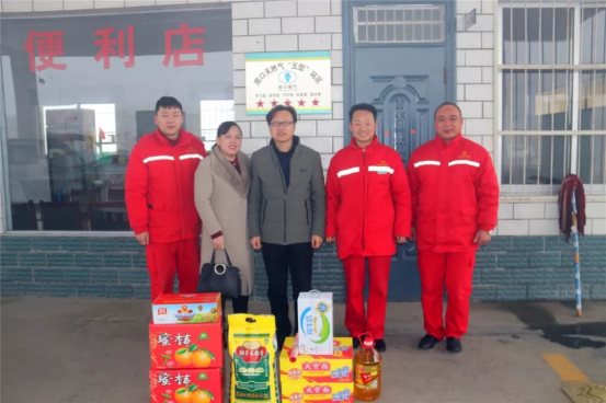 集團(tuán)審計(jì)監(jiān)察委員會(huì)主任韓瑞昆、集團(tuán)工會(huì)副主席李艷勤一行慰問(wèn)扶溝加氣站員工