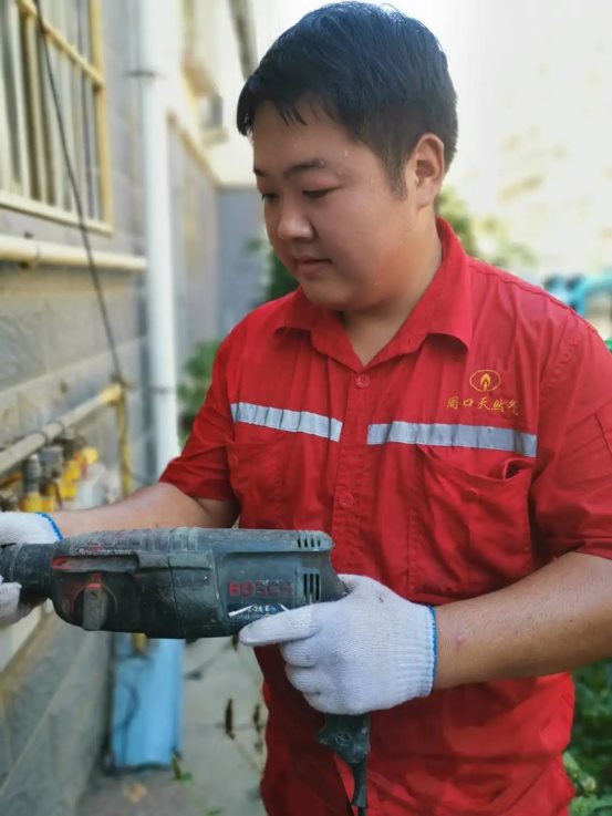 周口城區(qū)公司運(yùn)營部搶修維修司機(jī)理鑫 ，在小區(qū)為用戶檢修燃?xì)獗?/></p><p style=